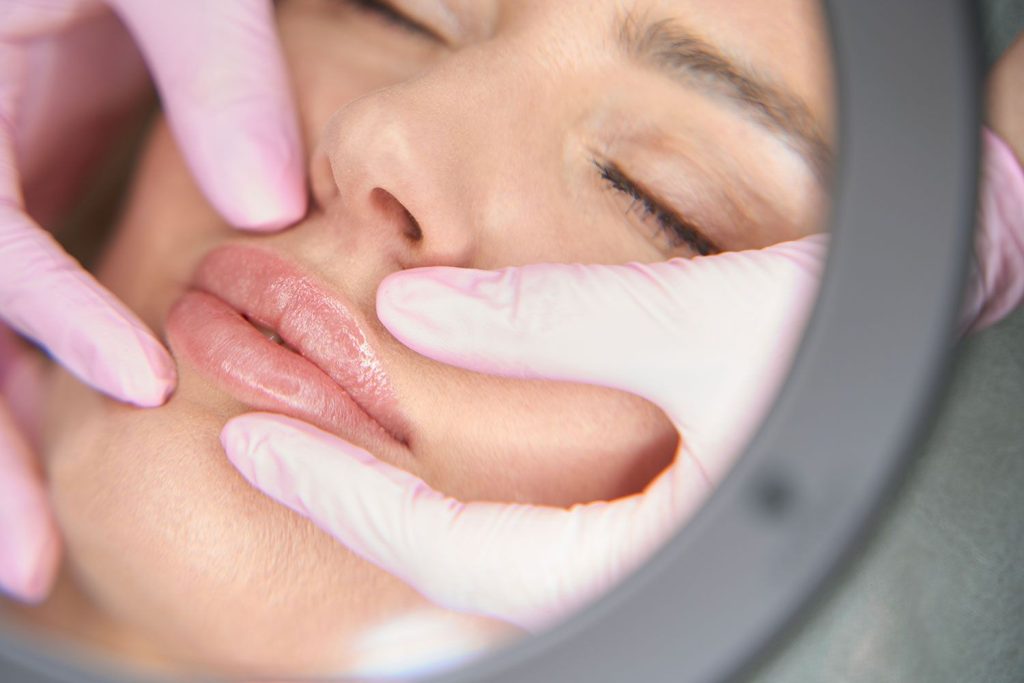 Medicina estetica 1 specialist cosmetologist examines contour of patie 2025 03 06 09 05 16 utc